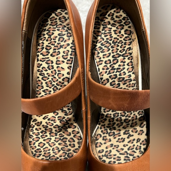 Kenneth Cole Reaction Mary Jane Peep Toe 3’ Heel Brown with White Strap Size 7 - Picture 4 of 11